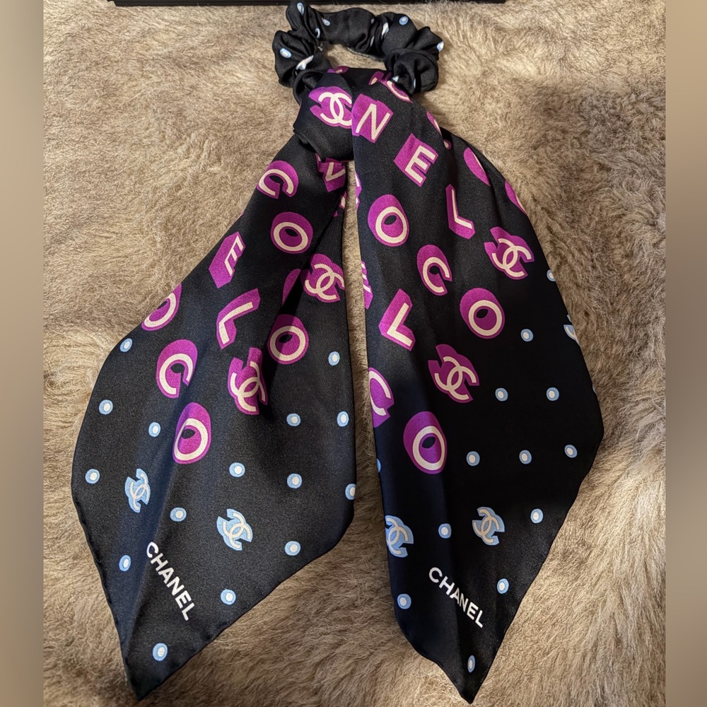 CHANEL GORGEOUS Black and Pink Silk Logo Scrunchie